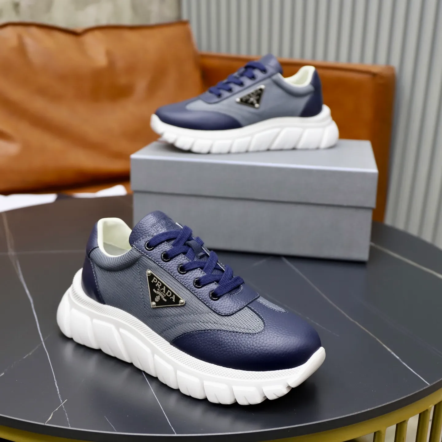 Ex-factory price: 700💰Top original order Brand: PRADA (Prada) Standard code: Men's size 38/44 (45 can be customized) Grade: Same as the official website Material: Original cowhide stitching, cowhide lining, original combination two-color wear-resistant soft outsole Style category: casual sports version, young fashion, European and American trend, British style Color: actual picture color